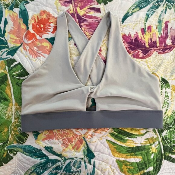 Fabletics Oasis Twist Medium Impact Sports Bra Grey Sz XL - Picture 2 of 8